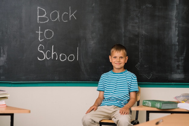 Niño en la pizarra en la escuela