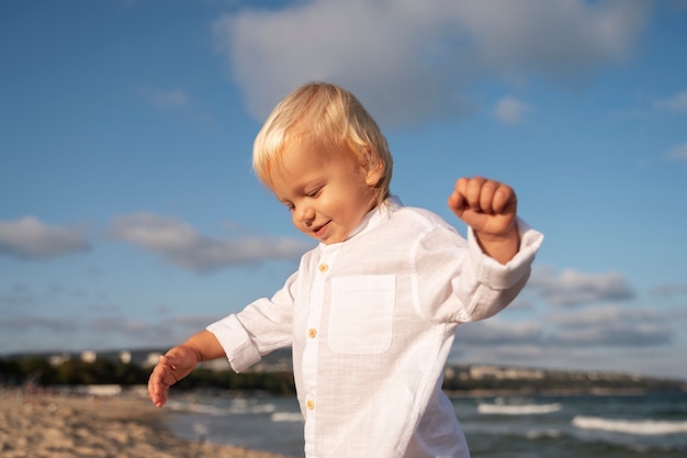 Foto gratuita niño en la playa al atardecer