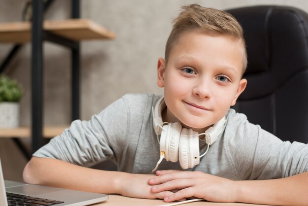 Niño con portátil en oficina