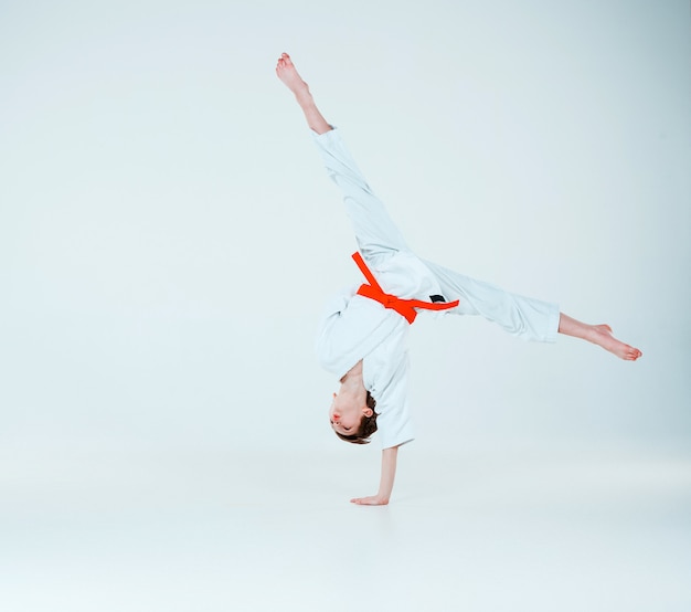 El niño posando en el entrenamiento de Aikido en la escuela de artes marciales. Estilo de vida saludable y concepto deportivo