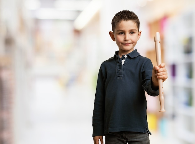 Niño posando con una flauta