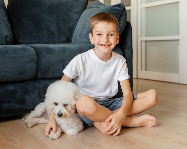 Foto gratuita niño posando con su perro