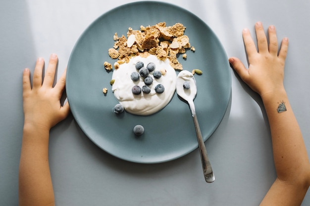 Foto gratuita niño y postre