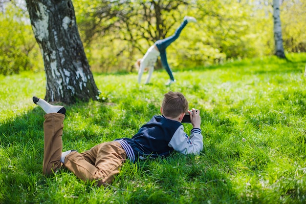 Niño practicando con su cámara en el parque