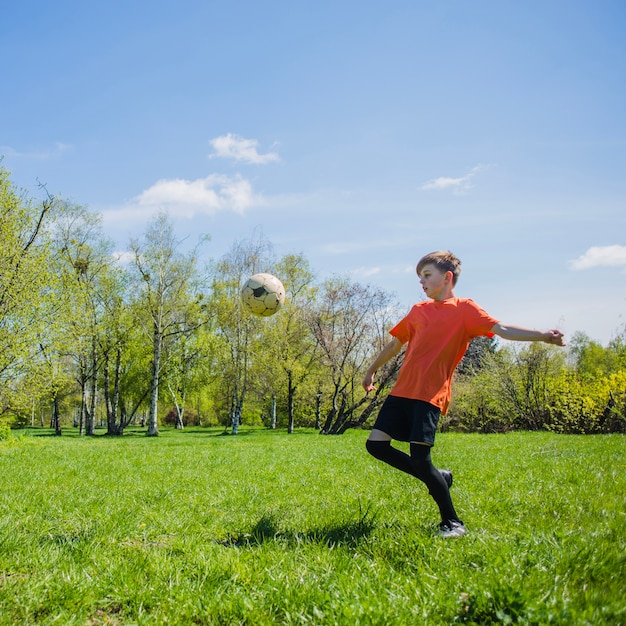 Niño preparado para golpear la pelota