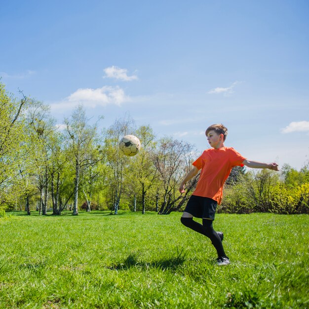 Niño preparado para golpear la pelota