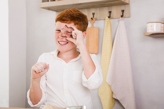 Niño preparando una receta en la cocina