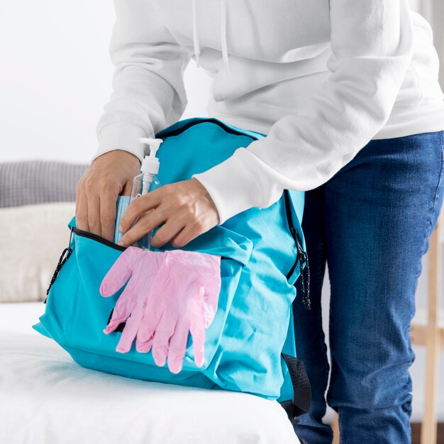 Niño preparándose para la escuela en tiempos de pandemia