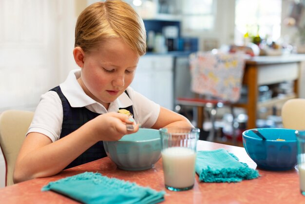 Niño preparándose para el primer día de clases