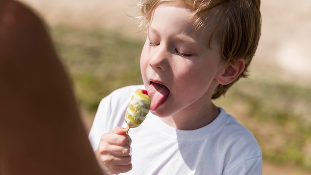 Foto gratuita niño de primer plano comiendo helado