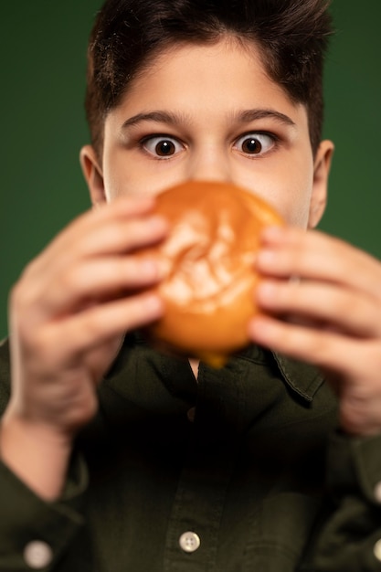 Niño de primer plano con donut