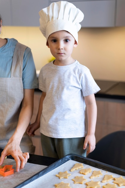 Foto gratuita niño de primer plano con gorro de cocinero