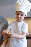 Foto gratuita niño de primer plano con gorro de cocinero