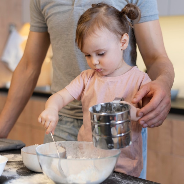 Niño de primer plano mezclando con cuchara