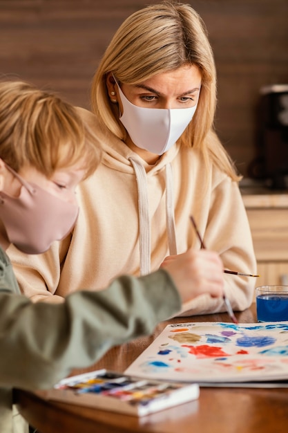 Niño de primer plano con pincel de pintura