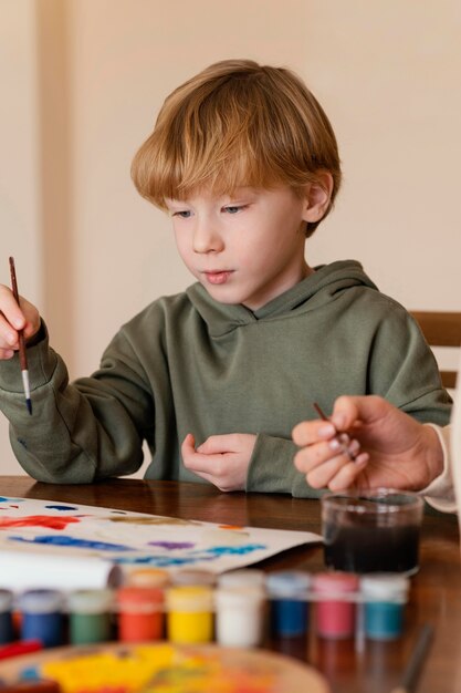 Niño de primer plano con pincel