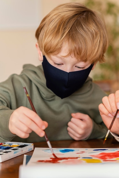 Niño de primer plano con pintura de máscara