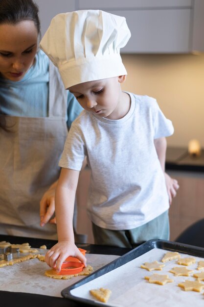 Niño de primer plano preparando galletas