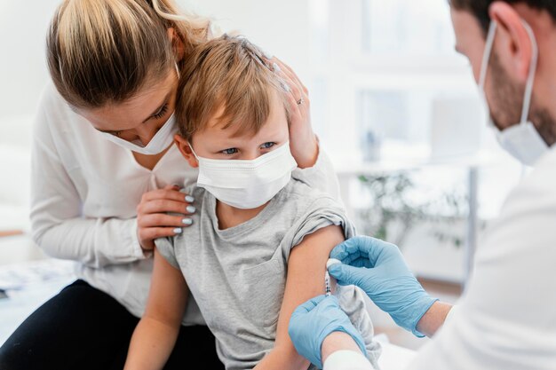 Niño de primer plano recibiendo la vacuna