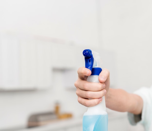 Niño con producto de limpieza con espacio de copia