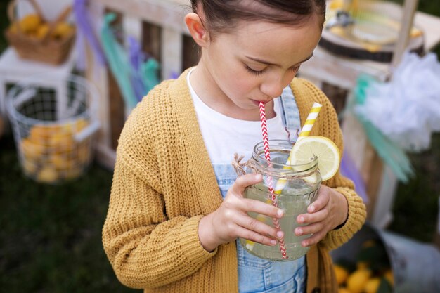 Niño con puesto de limonada