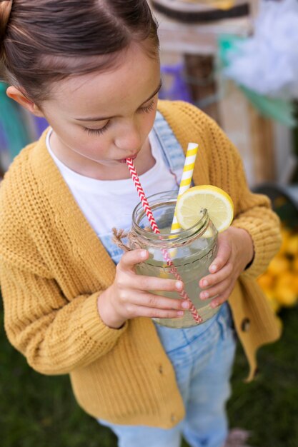 Niño con puesto de limonada