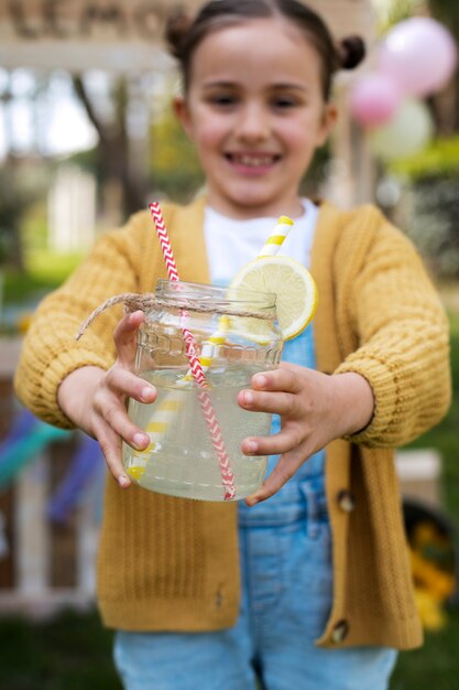 Niño con puesto de limonada