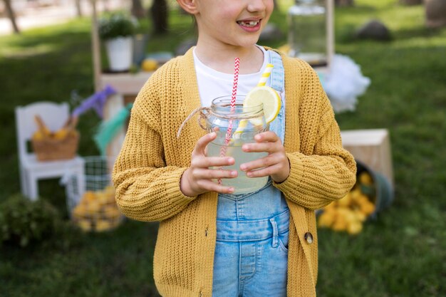 Niño con puesto de limonada