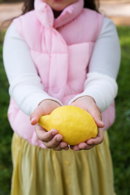 Foto gratuita niño con puesto de limonada