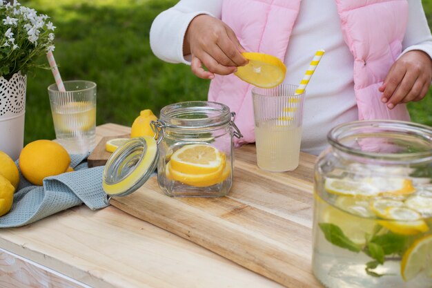 Niño con puesto de limonada