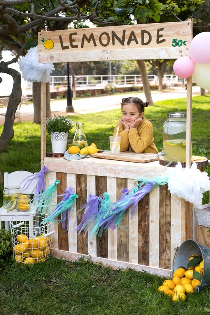 Niño con puesto de limonada