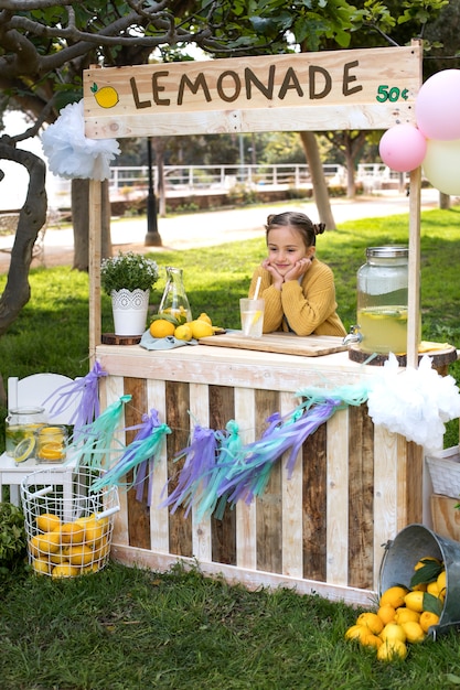 Niño con puesto de limonada