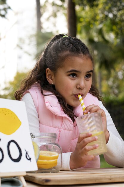 Niño con puesto de limonada