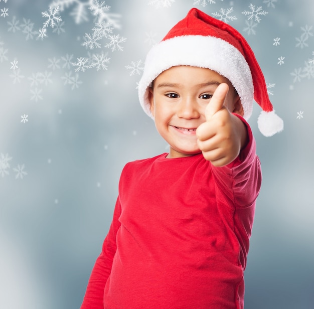 Foto gratuita niño con el pulgar arriba