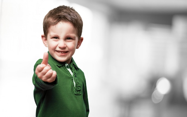 Foto gratuita niño con el pulgar levantado