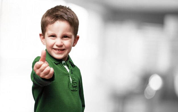 Niño con el pulgar levantado