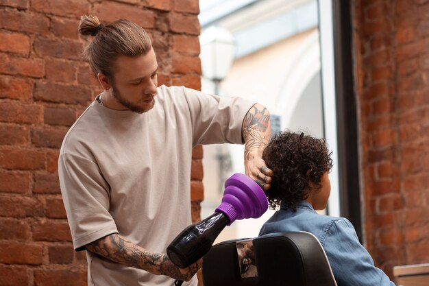 Niño que se sopla el pelo en el salón