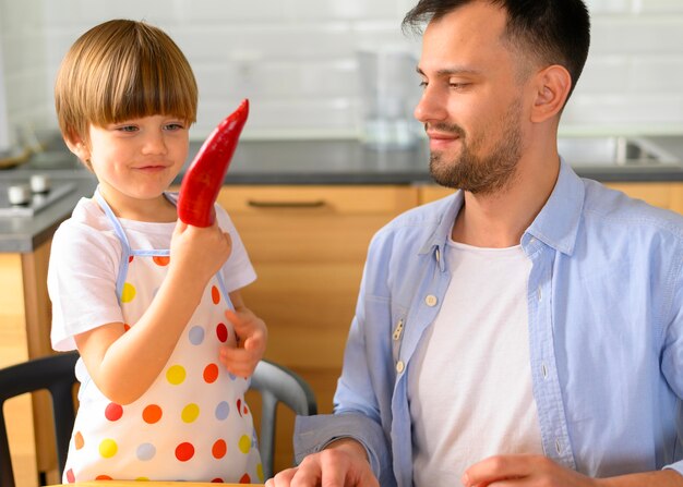 Niño que sostiene un pimiento kapia