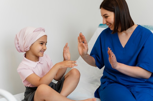 Foto gratuita niño que sufre de cáncer