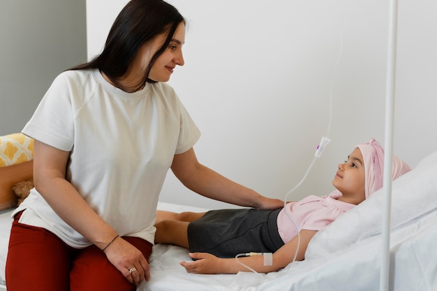 Foto gratuita niño que sufre de cáncer