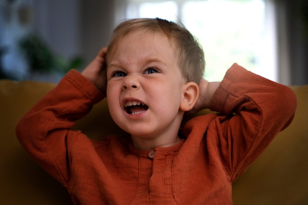 Foto gratuita niño que sufre de infección por piojos