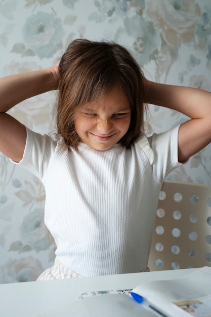 Niño que sufre de infección por piojos