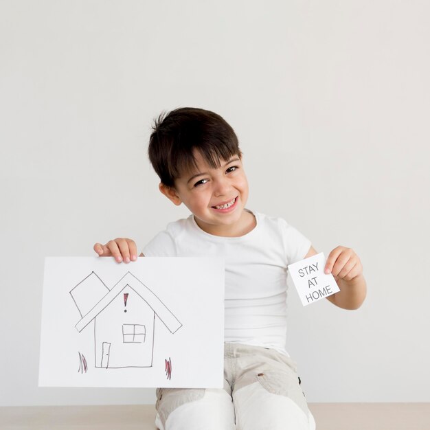 Foto gratuita niño con quedarse en casa dibujar