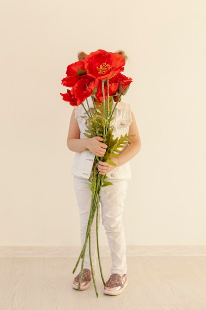 Niño con ramo de flores
