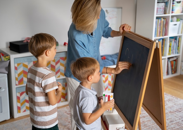 Foto gratuita niño recibiendo educación en casa