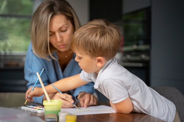 Niño recibiendo educación en casa