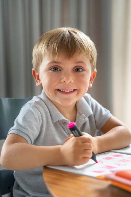 Foto gratuita niño recibiendo educación en casa