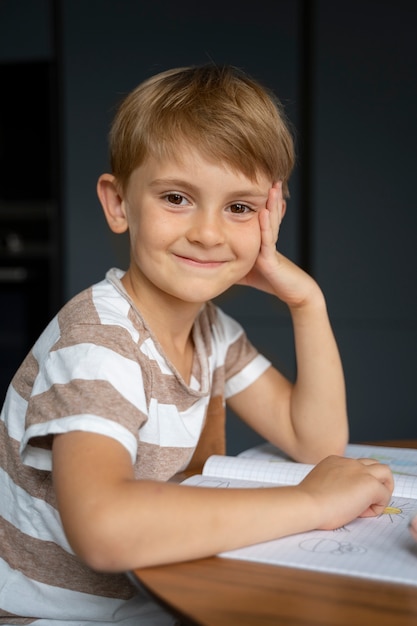 Niño recibiendo educación en casa