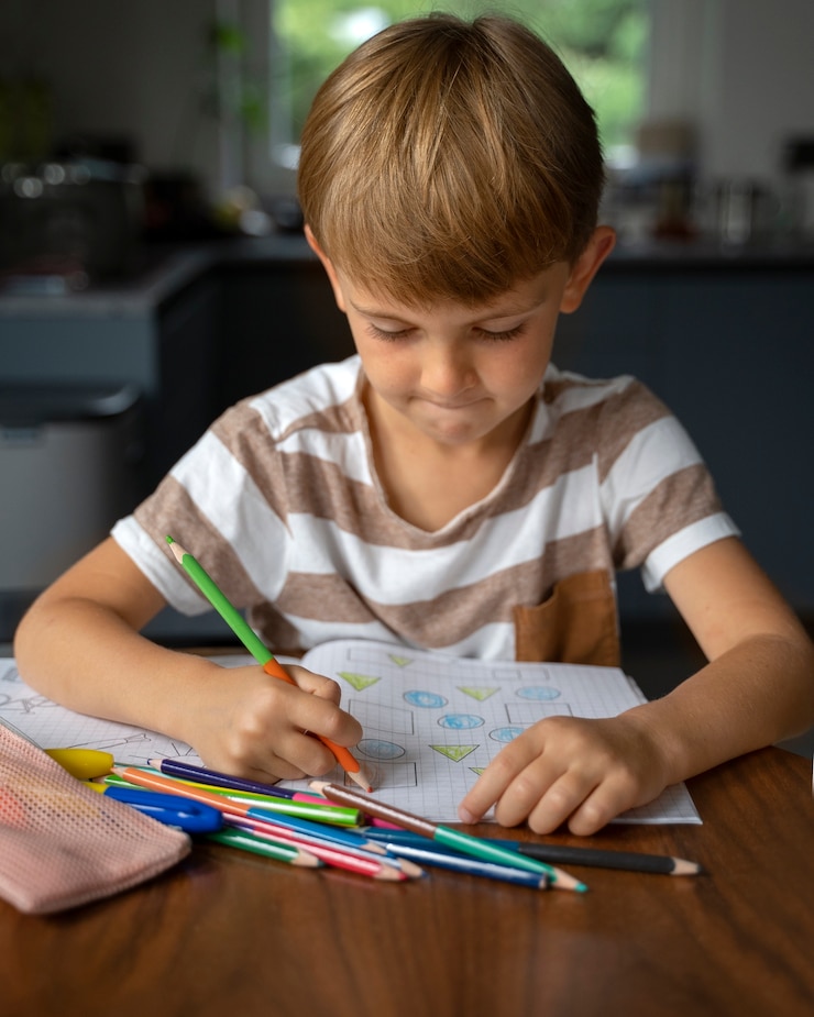 Foto gratuito niño recibiendo educación en casa