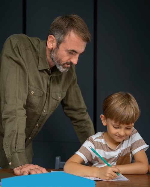 Niño recibiendo educación en casa